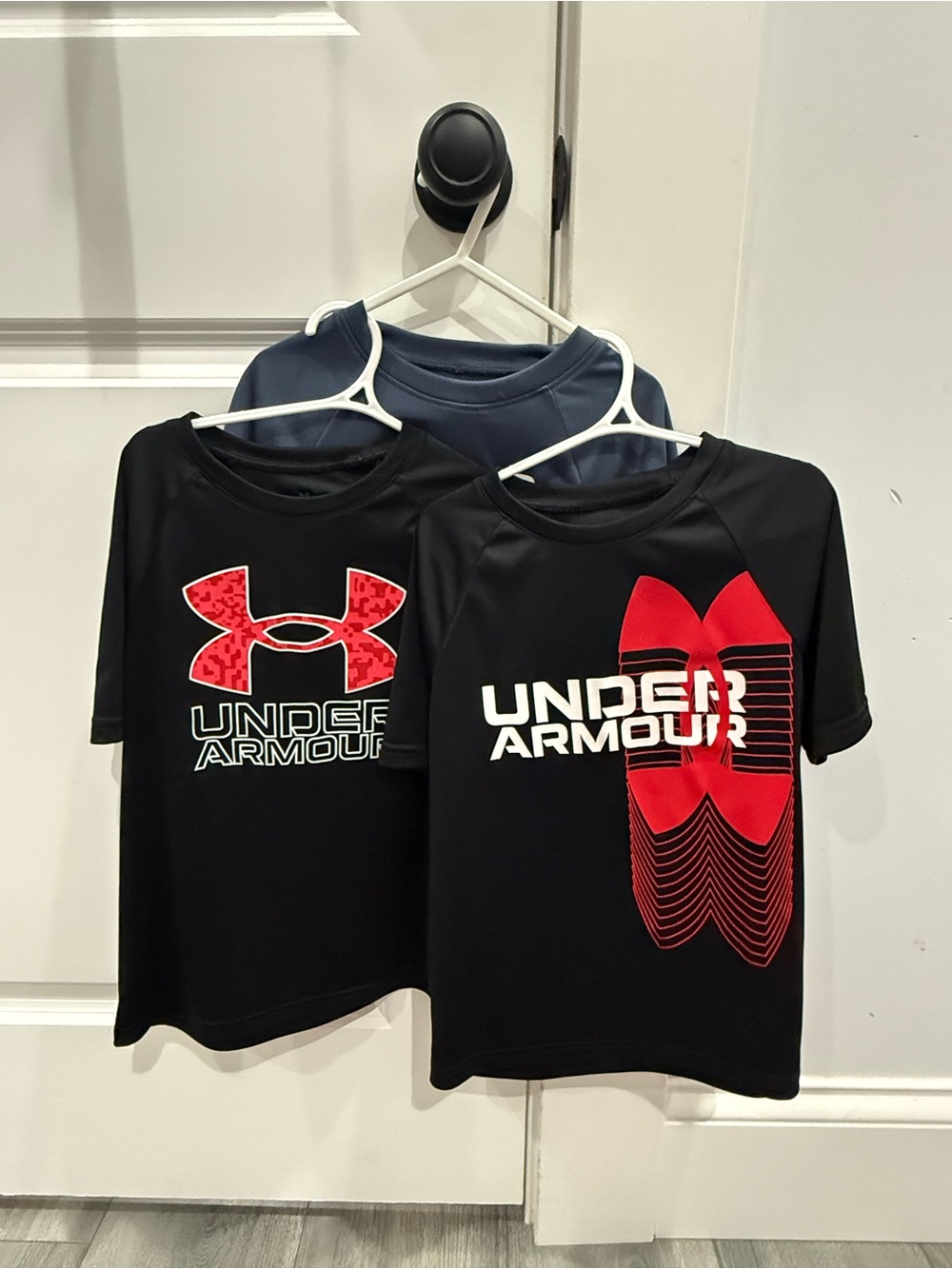 BUNDLE- Under Armour Kids Black Short Sleeve Tee with Red Logo Accents

Youth xs